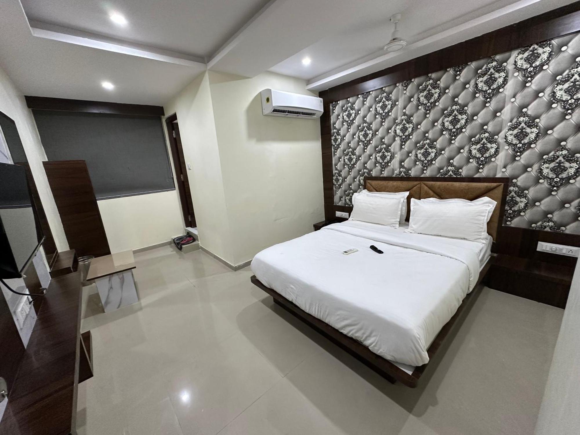 Hotel Golden View Вадодара Екстериор снимка