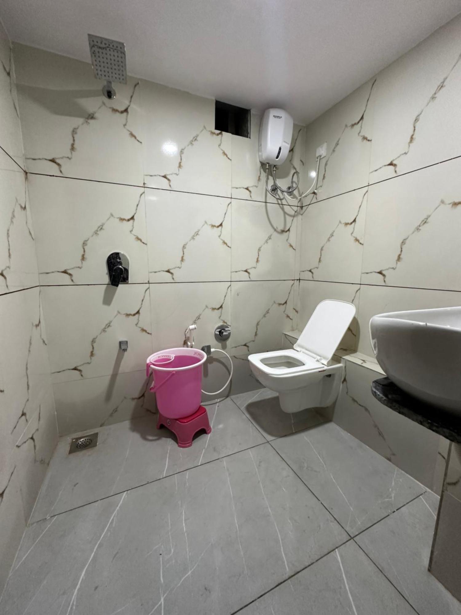 Hotel Golden View Вадодара Екстериор снимка