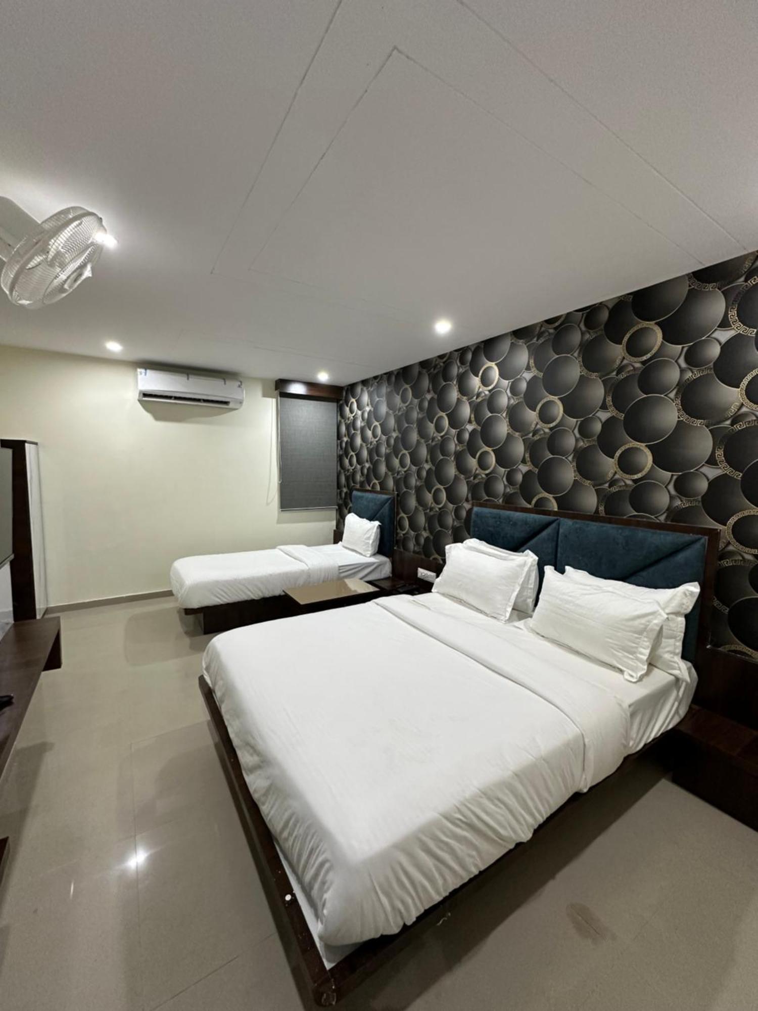 Hotel Golden View Вадодара Екстериор снимка